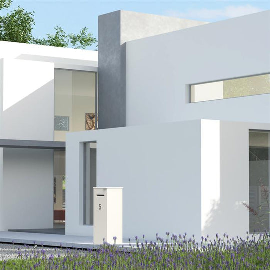 Brievenbus van gelakt staal, brieven en pakketten