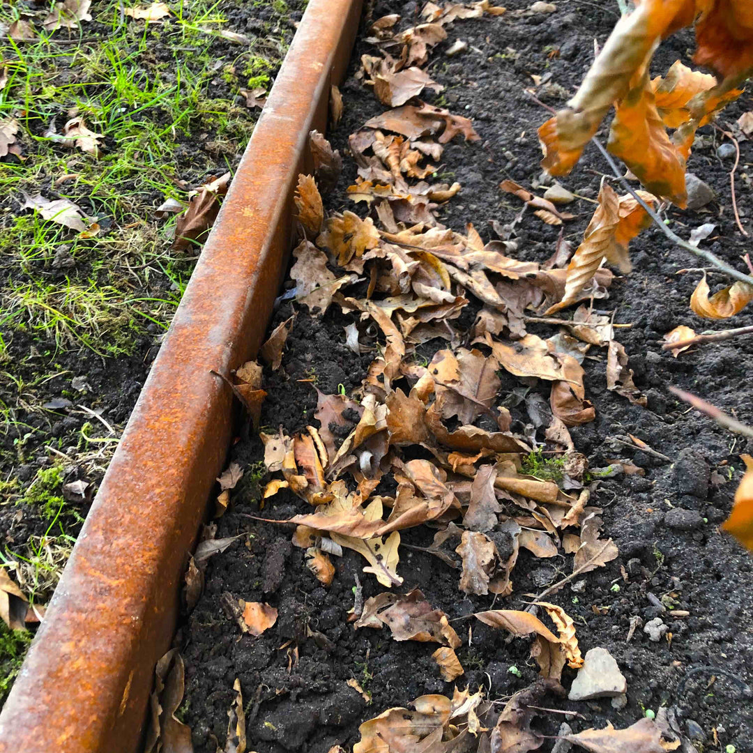 Maatwerk: Borderrand met omgezette bovenrand van 3 mm cortenstaal