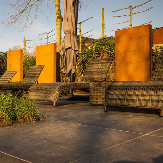 Muur van cortenstaal