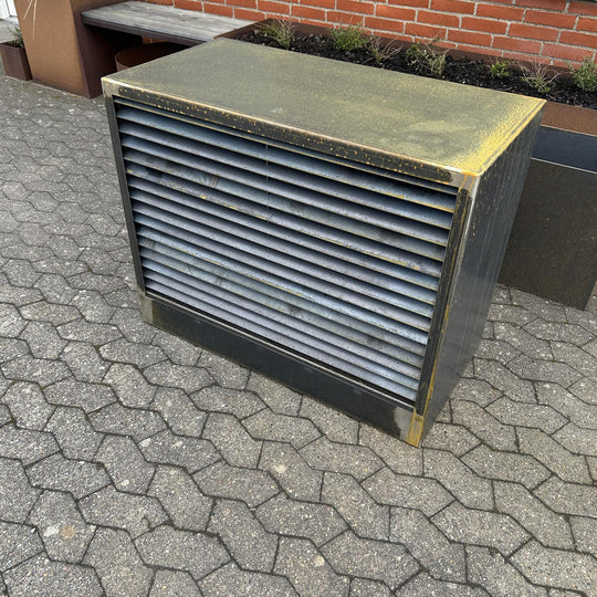 Overkapping voor warmtepomp van cortenstaal, geribbeld model