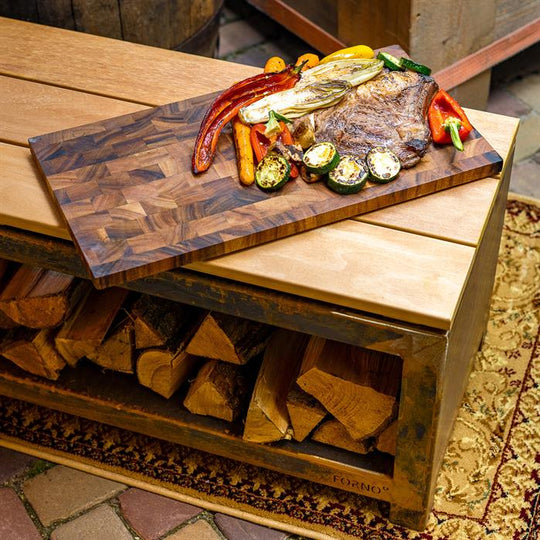 Bank met opslag voor brandhout