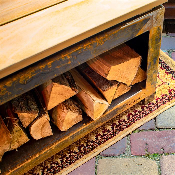 Bank met opslag voor brandhout