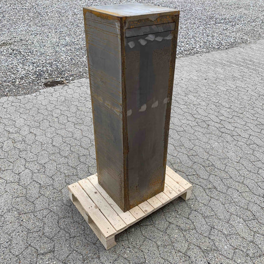 Brievenbus van cortenstaal, minimalistisch