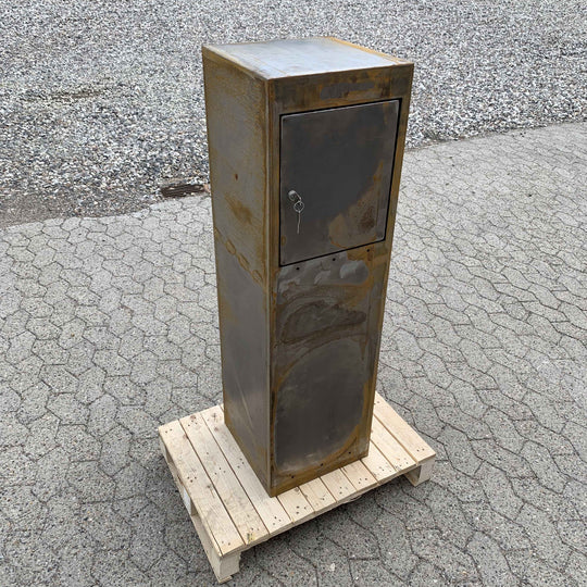 Brievenbus van cortenstaal, minimalistisch