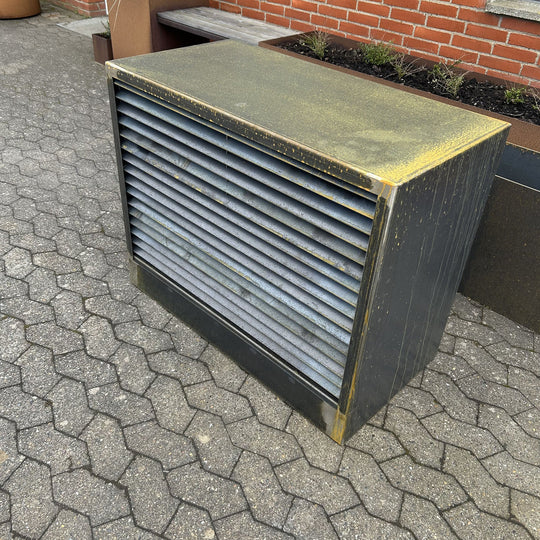 Overkapping voor warmtepomp van cortenstaal, geribbeld model