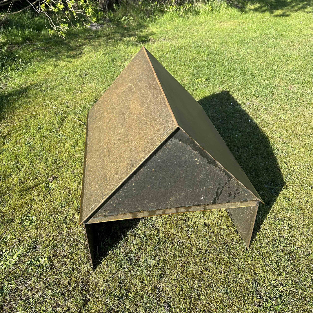 Overkapping voor robotmaaier met zadeldak