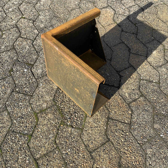 Buitenhoekelement voor keerwanden van cortenstaal