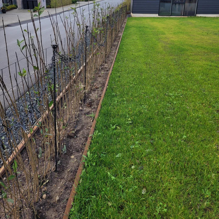 Maatwerk: Borderrand met omgezette bovenrand van 3 mm cortenstaal