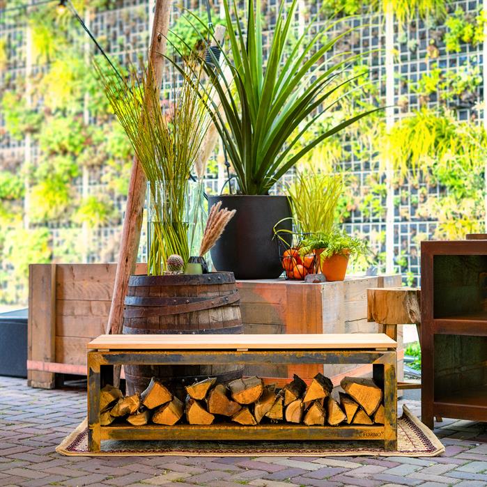 Bank met opslag voor brandhout