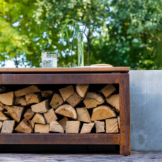 Bank met opslag voor brandhout zwart gelakt