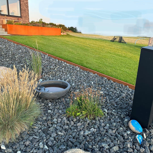 Maatwerk: Borderrand met omgezette bovenrand van 3 mm cortenstaal