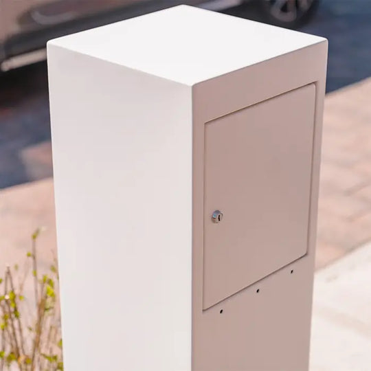 Brievenbus van gelakt staal - minimalistisch model