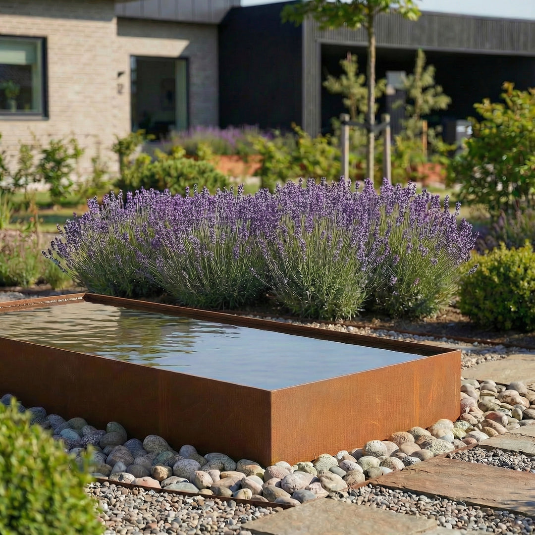 Mooi spiegelbassin van cortenstaal in een gezellige tuin