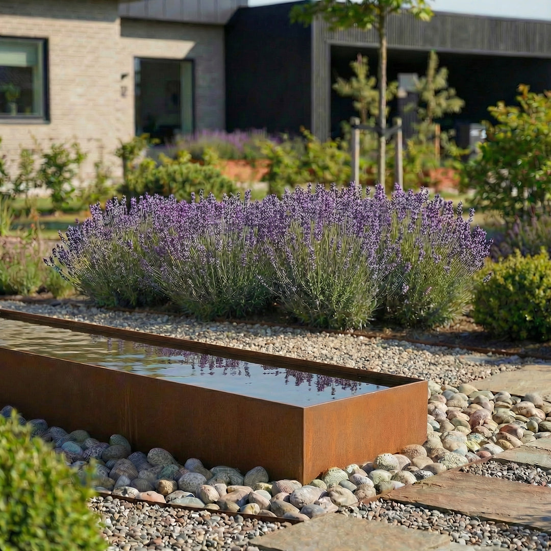 Mooi spiegelbassin van cortenstaal in een gezellige tuin