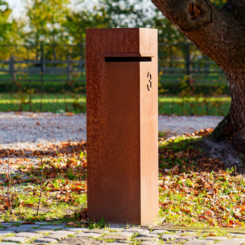 Brievenbus van cortenstaal, hoek