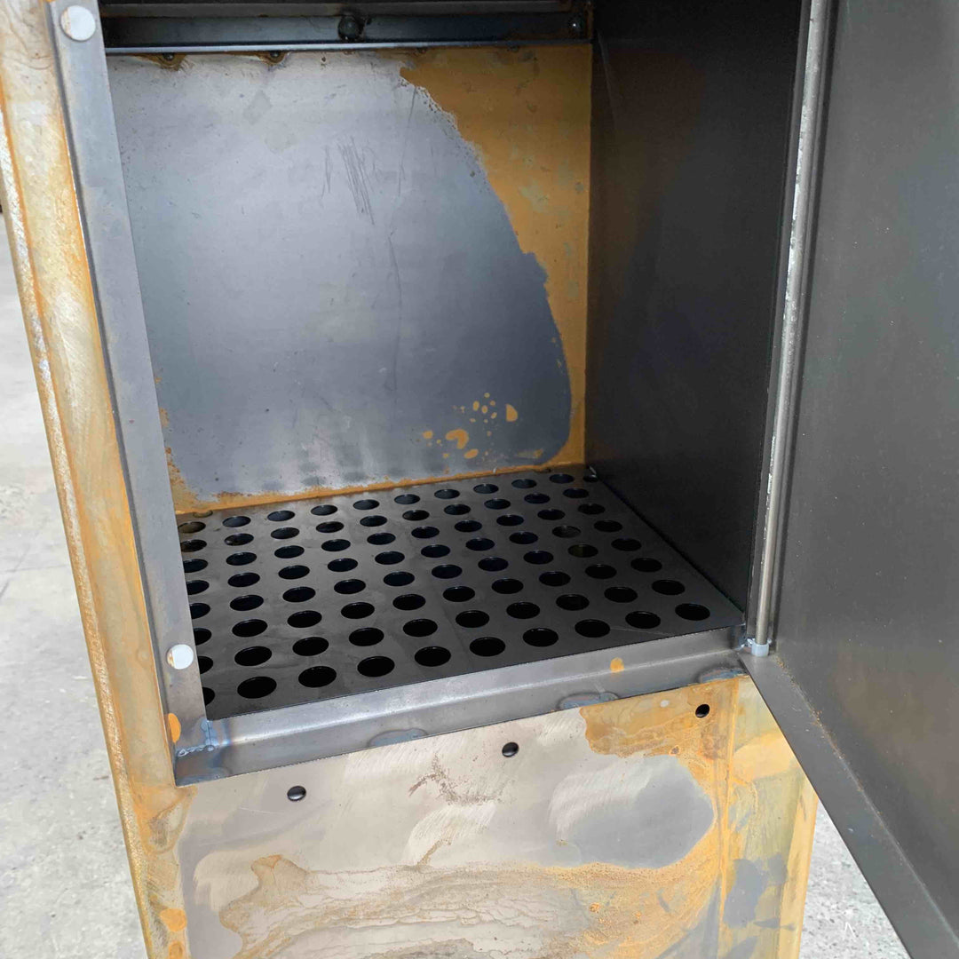 Brievenbus van cortenstaal, minimalistisch