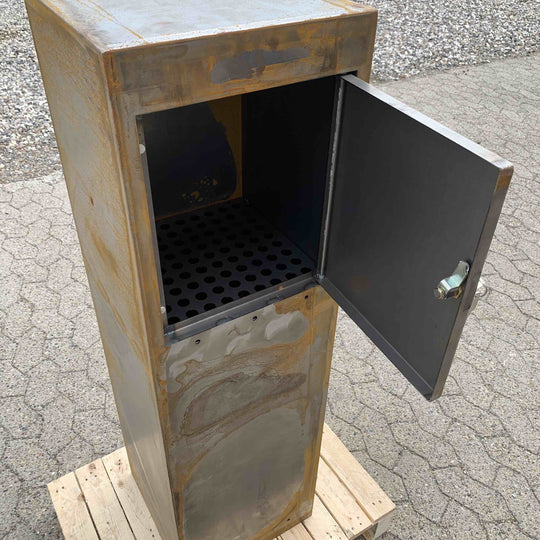 Brievenbus van cortenstaal, hoek