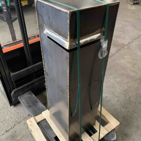 Brievenbus van cortenstaal, hoek