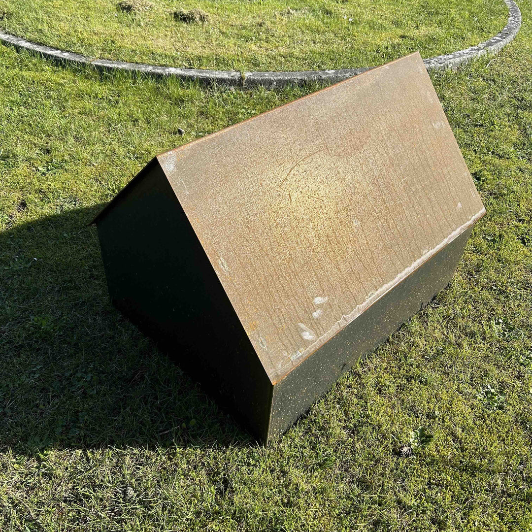 Overkapping voor robotmaaier met zadeldak