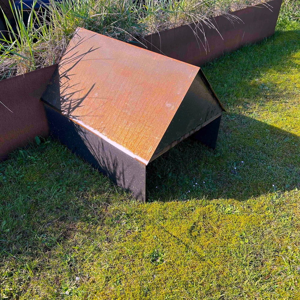 Overkapping voor robotmaaier met zadeldak